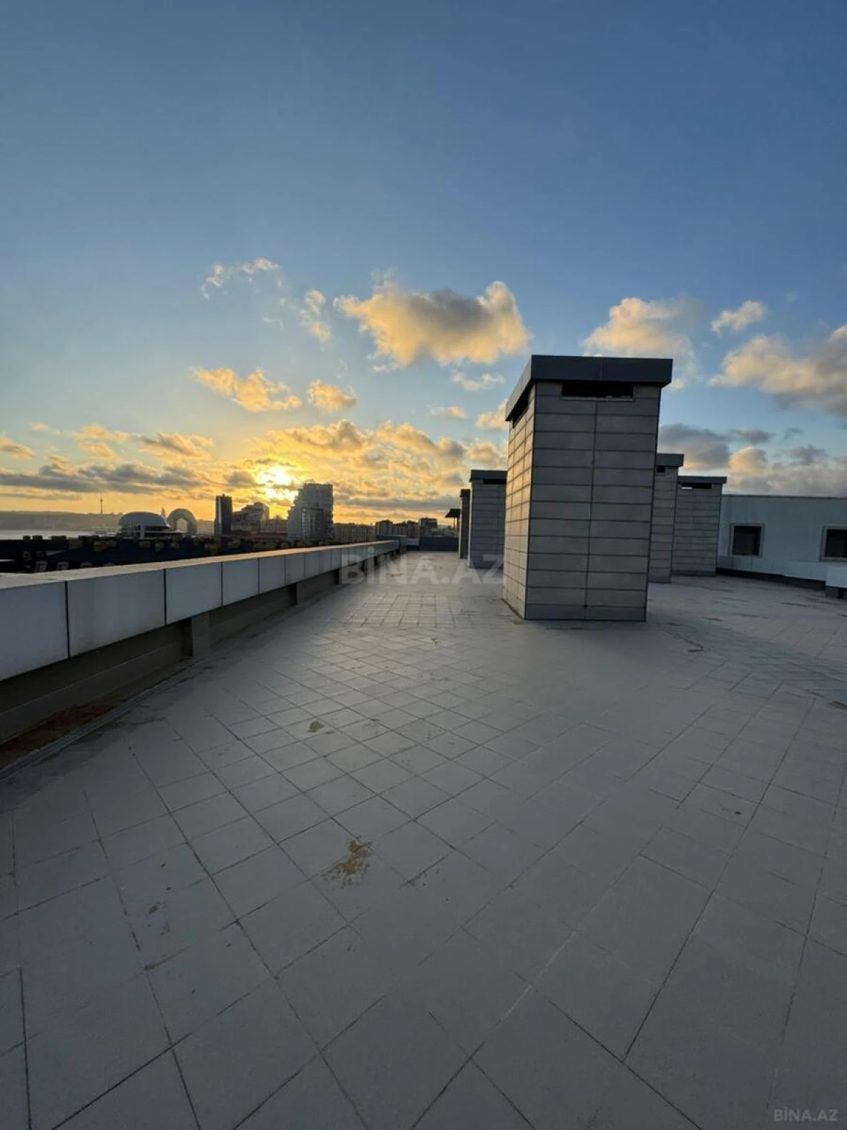Satılır 10 otaqlı mənzil 750 m²