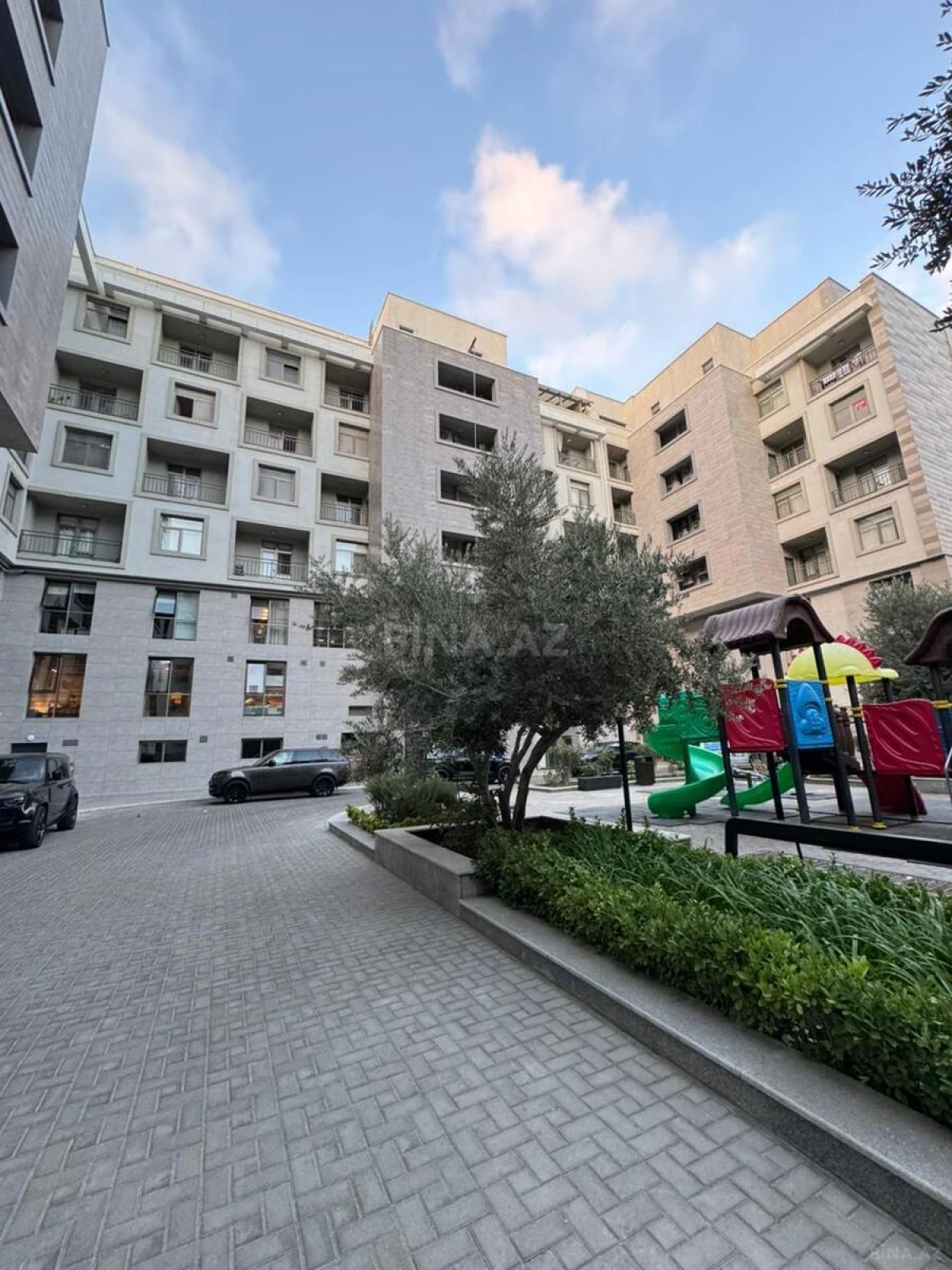 Satılır 10 otaqlı mənzil 750 m²