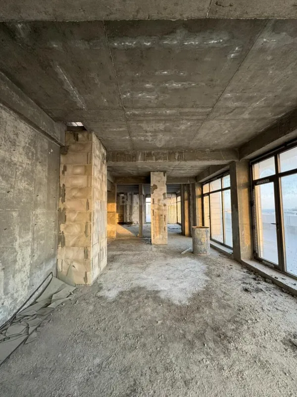 Satılır 10 otaqlı mənzil 750 m²
