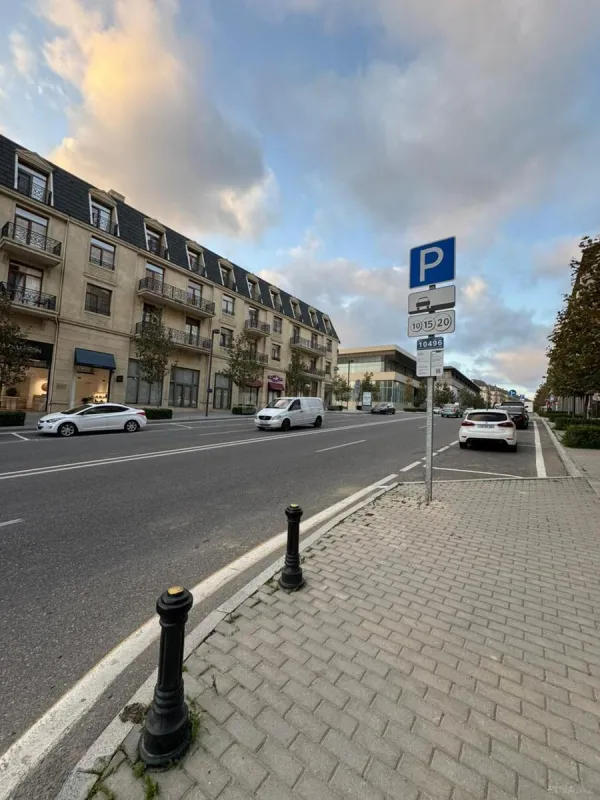 Satılır 10 otaqlı mənzil 750 m²