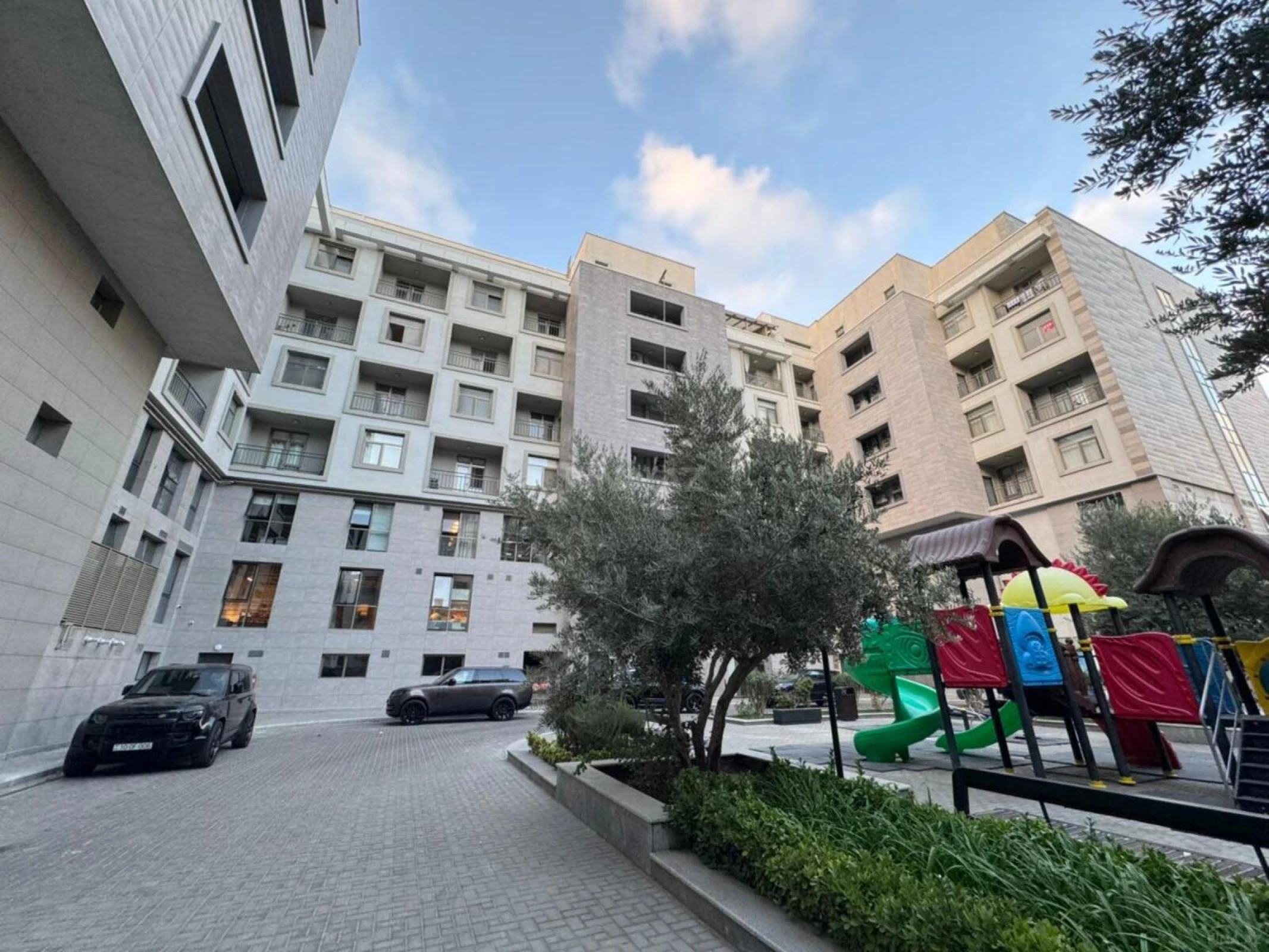 Satılır 10 otaqlı mənzil 750 m²