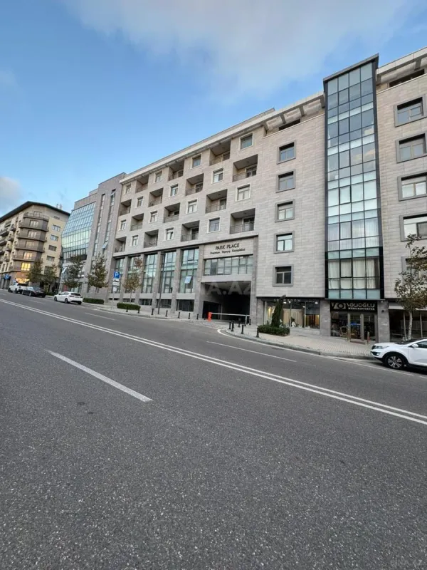 Satılır 10 otaqlı mənzil 750 m²