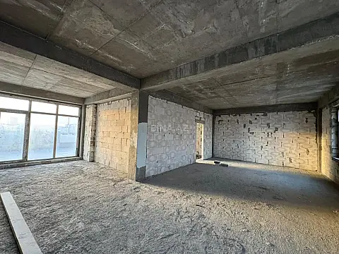 Satılır 10 otaqlı mənzil 750 m²