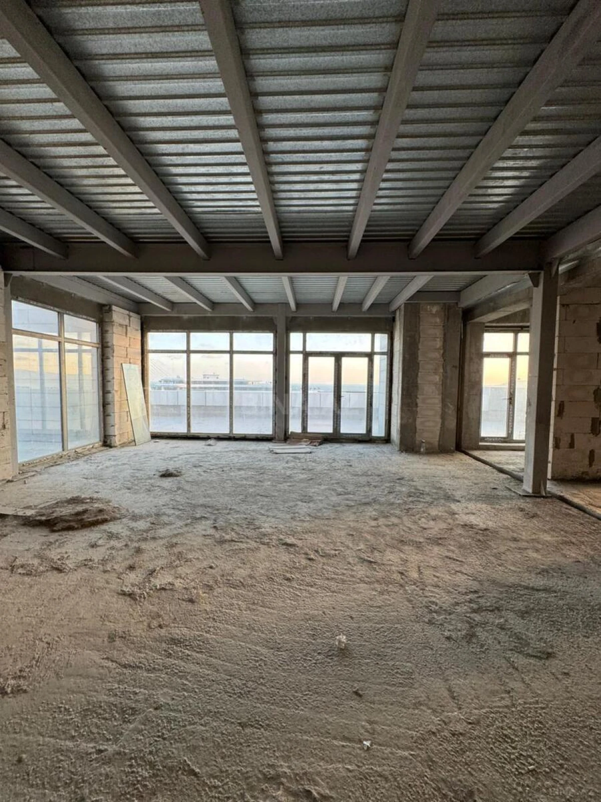 Satılır 10 otaqlı mənzil 750 m²