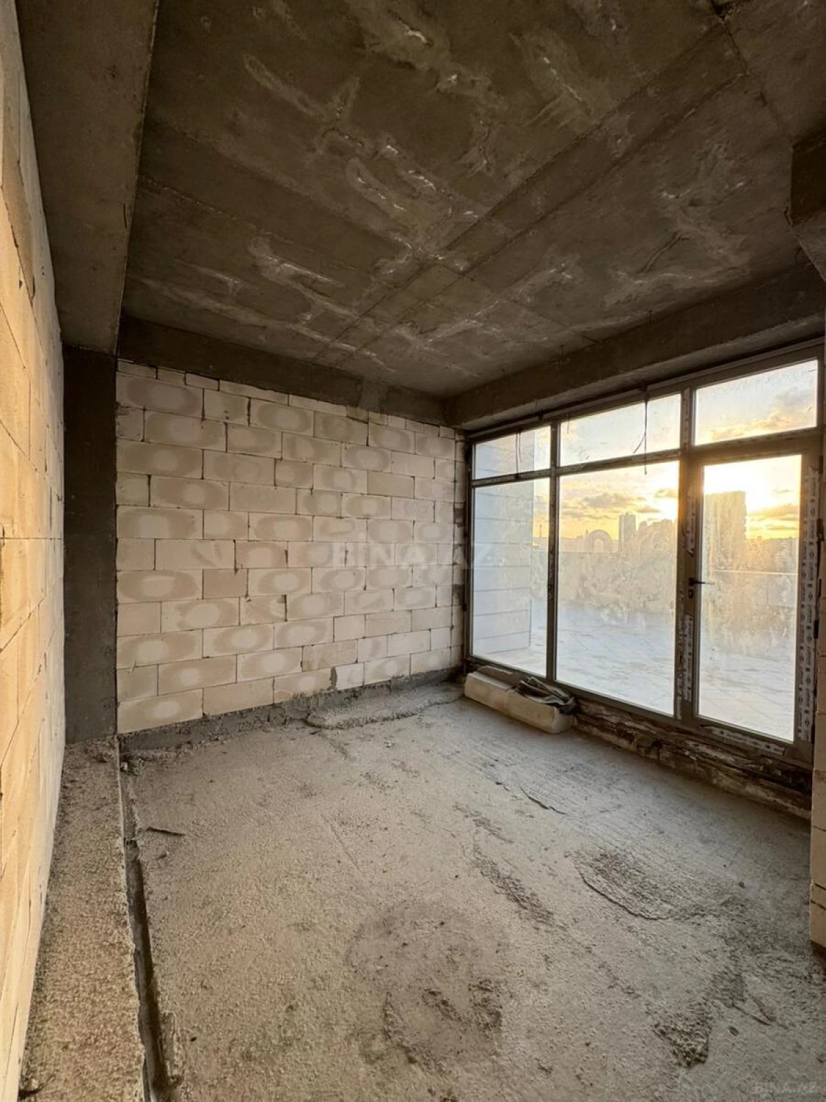 Satılır 10 otaqlı mənzil 750 m²