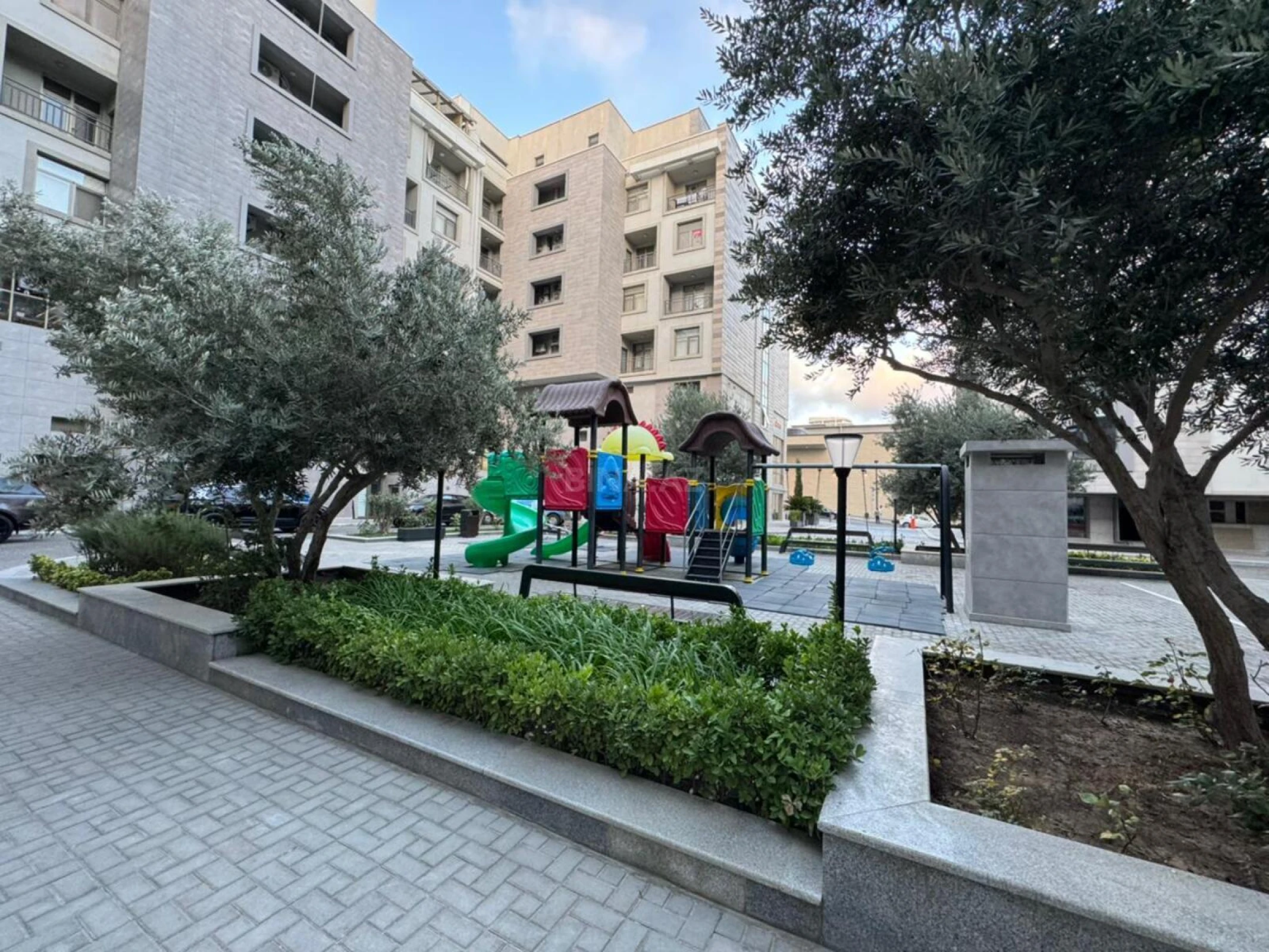 Satılır 10 otaqlı mənzil 750 m²