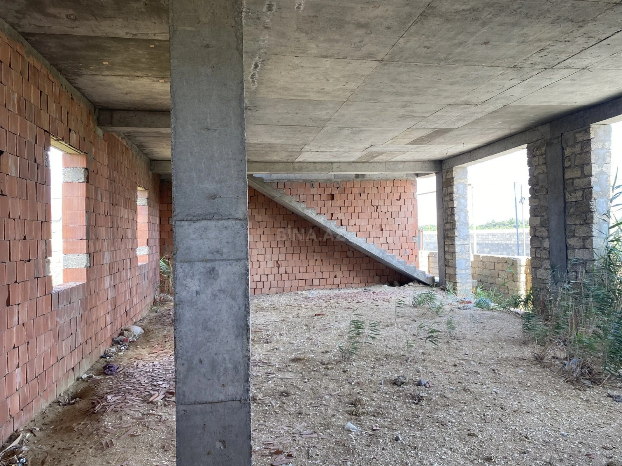 Satılır 8 otaqlı həyət evi 380 m²