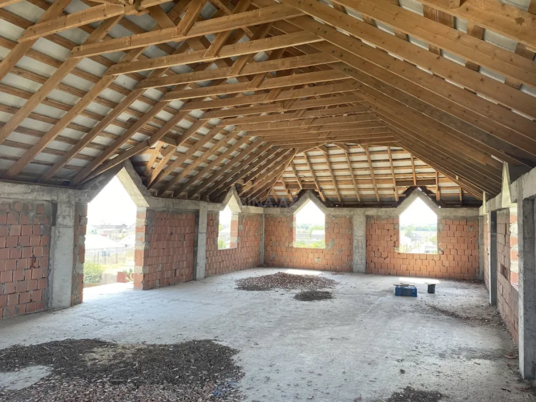 Satılır 8 otaqlı həyət evi 380 m²