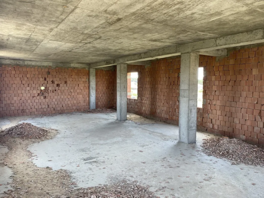 Satılır 8 otaqlı həyət evi 380 m²