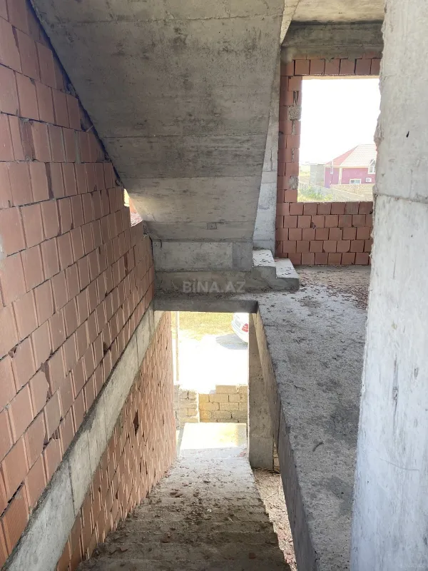 Satılır 8 otaqlı həyət evi 380 m²