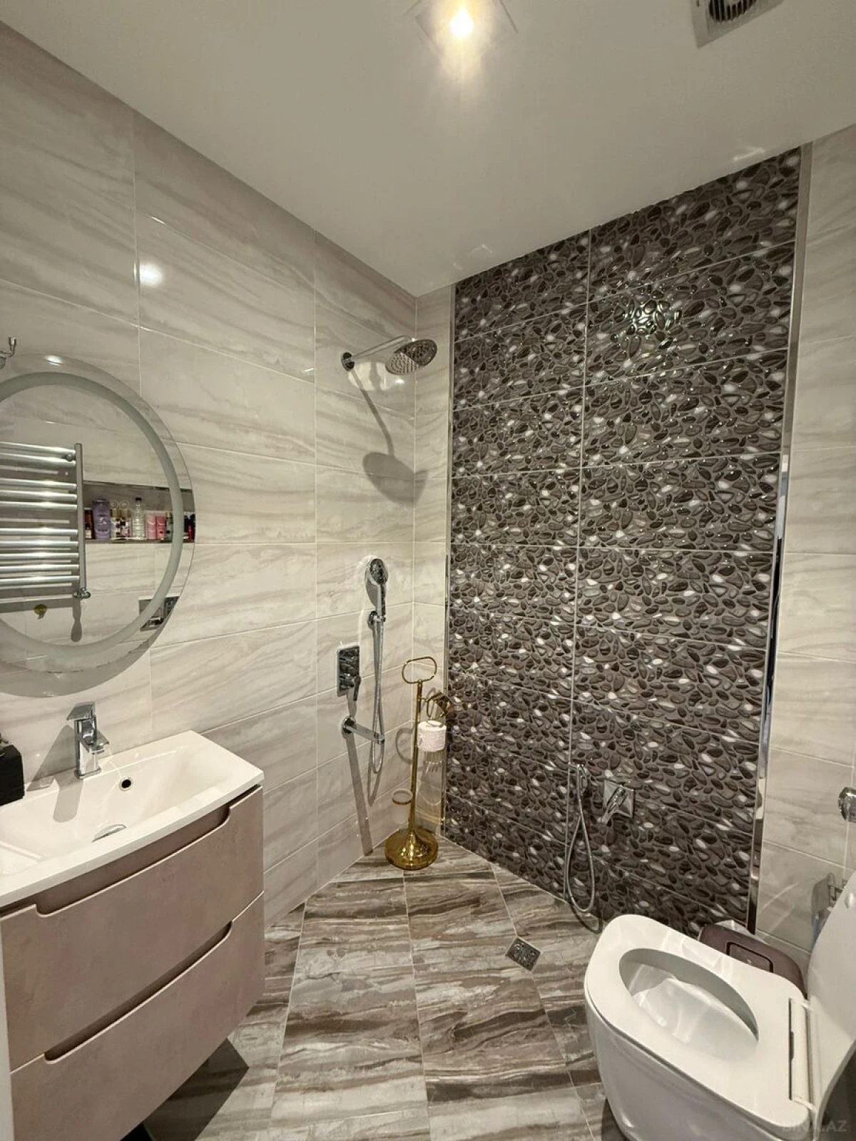 Satılır 3 otaqlı mənzil 126 m²