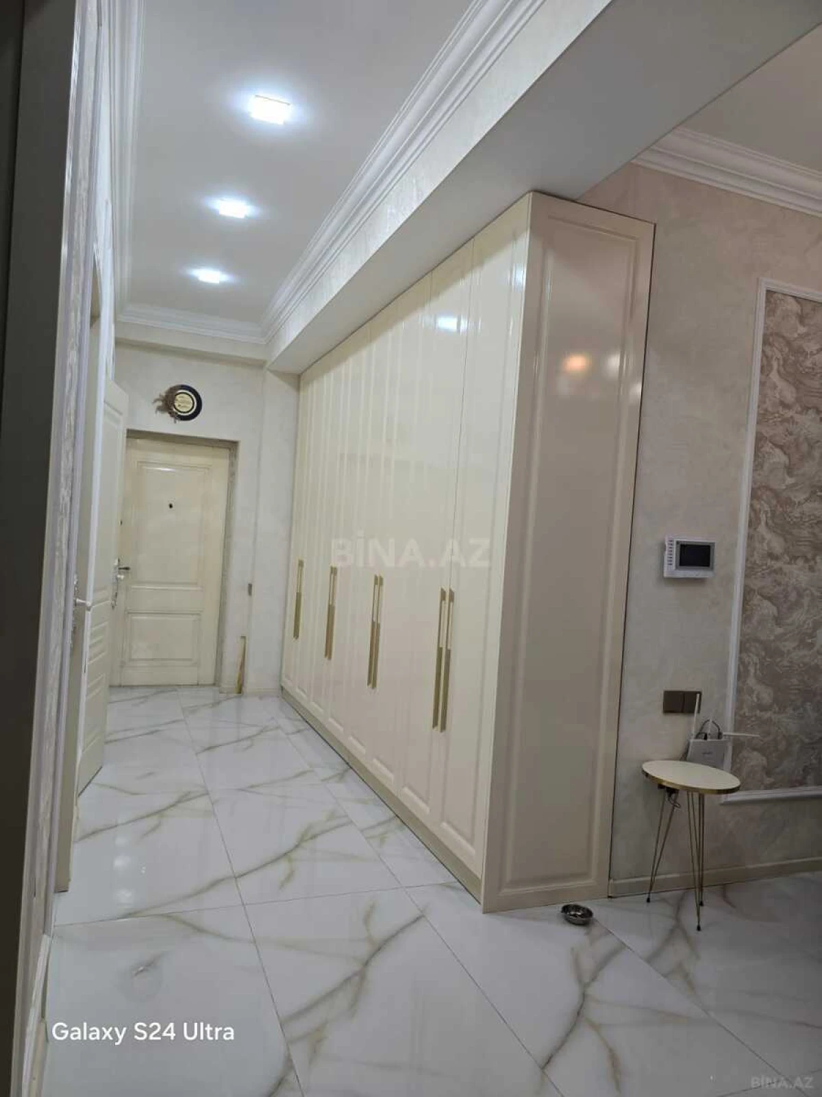 Satılır 4 otaqlı mənzil 140 m²