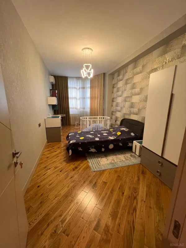 Satılır 4 otaqlı mənzil 200 m²