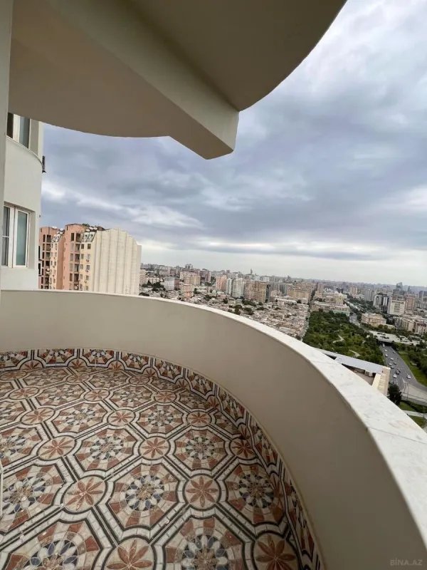 Satılır 4 otaqlı mənzil 200 m²