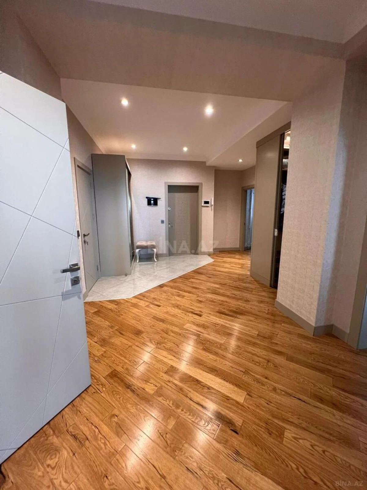 Satılır 4 otaqlı mənzil 200 m²