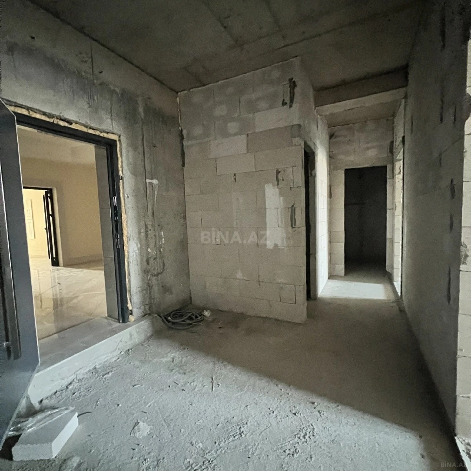 Satılır 3 otaqlı mənzil 131 m²