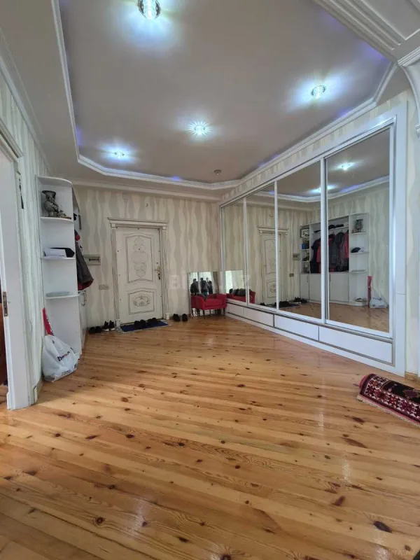 Satılır 3 otaqlı mənzil 160 m²