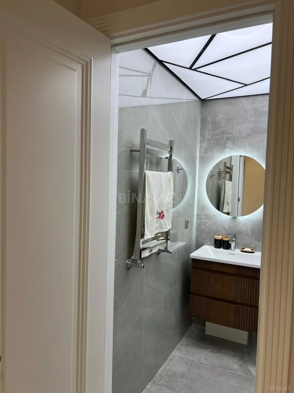 Kirayə verilir 2 otaqlı mənzil 90 m²