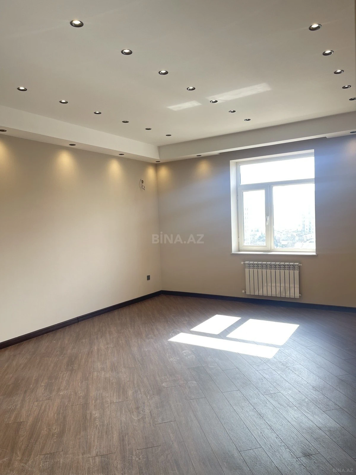 Satılır 3 otaqlı mənzil 135 m²