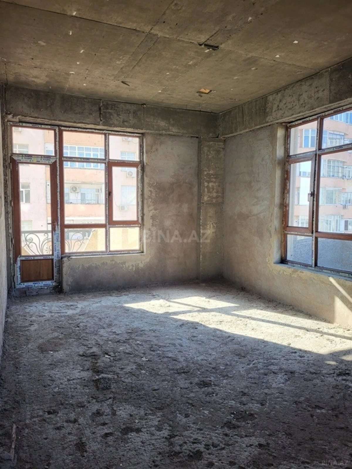 Satılır 3 otaqlı mənzil 156 m²