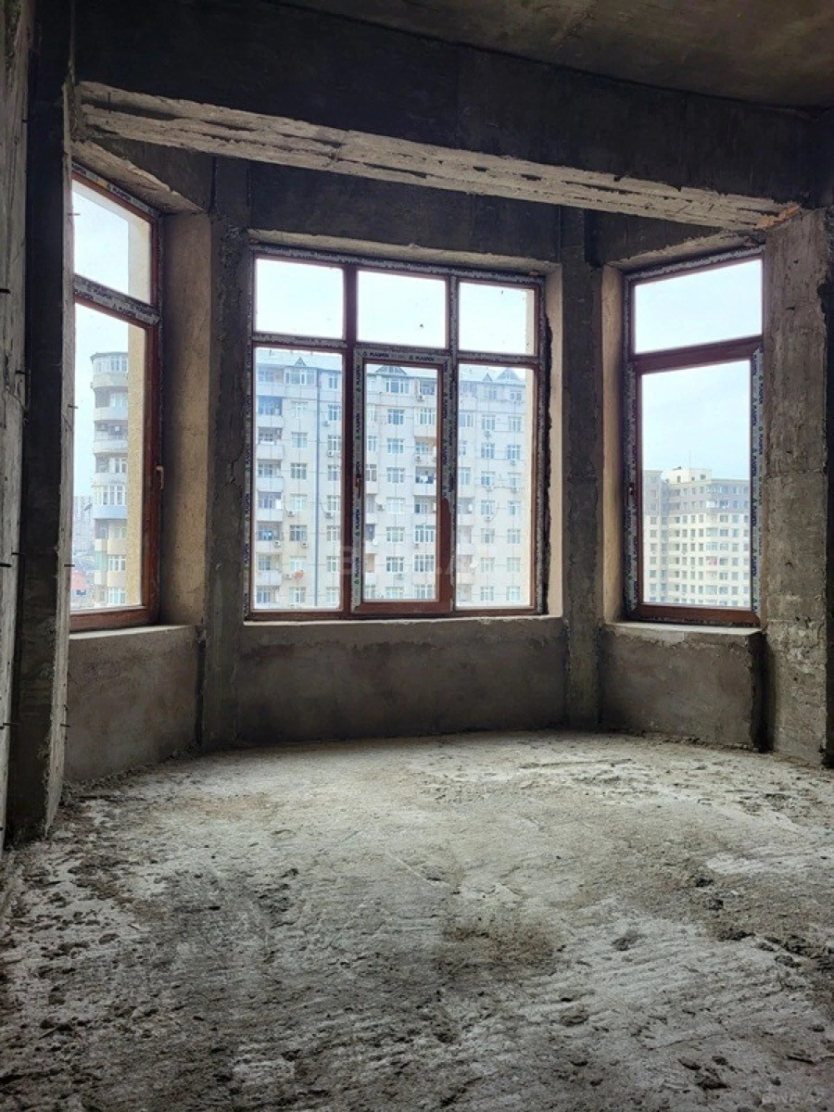Satılır 3 otaqlı mənzil 156 m²