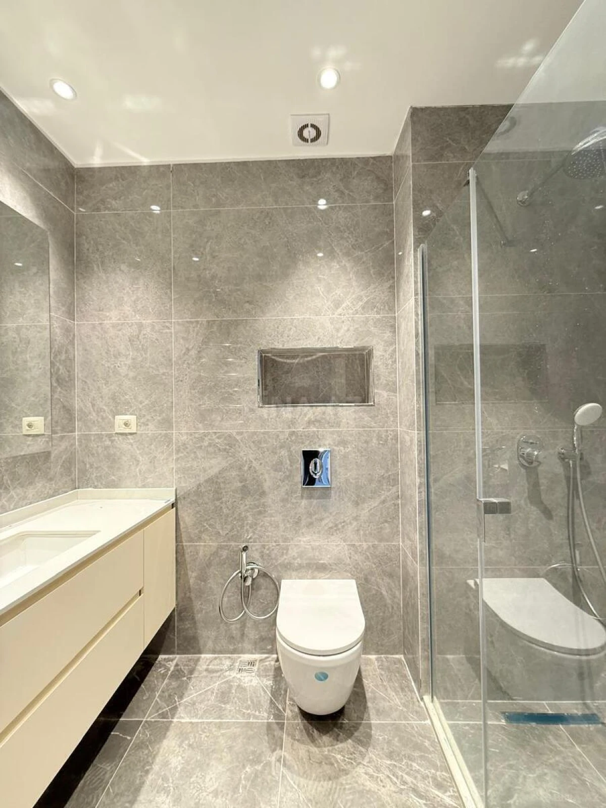 Satılır 4 otaqlı mənzil 128 m²