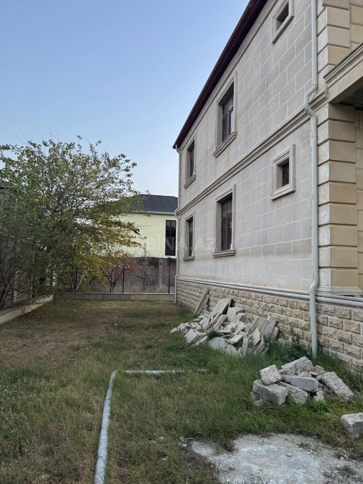 Satılır 8 otaqlı həyət evi 195 m²