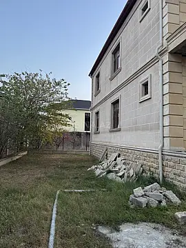 Satılır 8 otaqlı həyət evi 195 m²