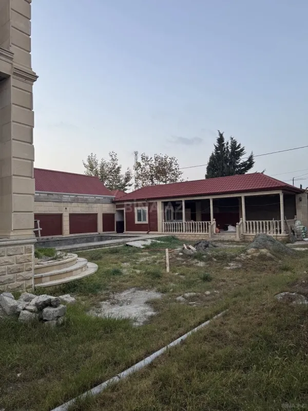 Satılır 8 otaqlı həyət evi 195 m²