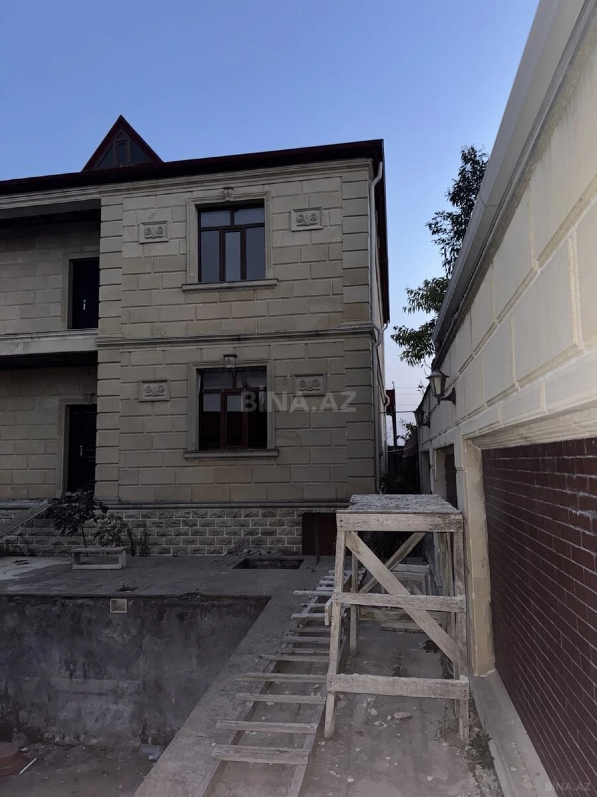 Satılır 8 otaqlı həyət evi 195 m²
