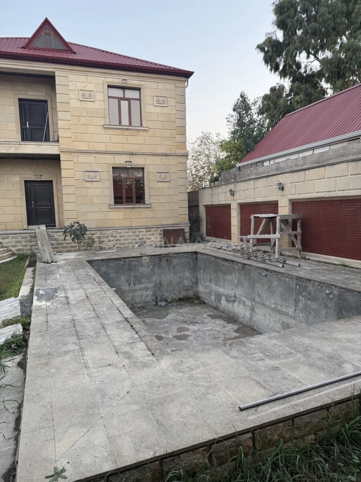 Satılır 8 otaqlı həyət evi 195 m²