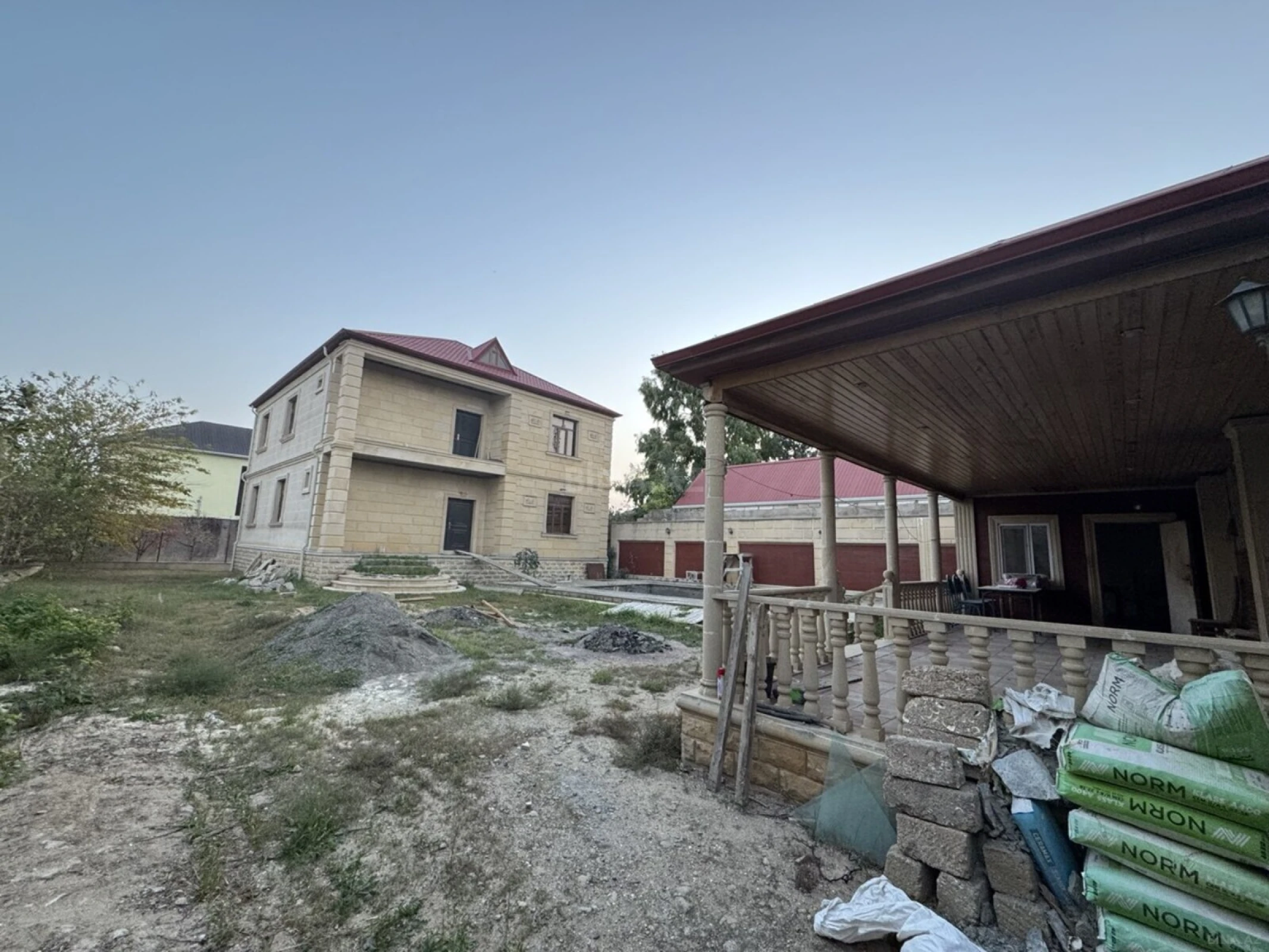 Satılır 8 otaqlı həyət evi 195 m²