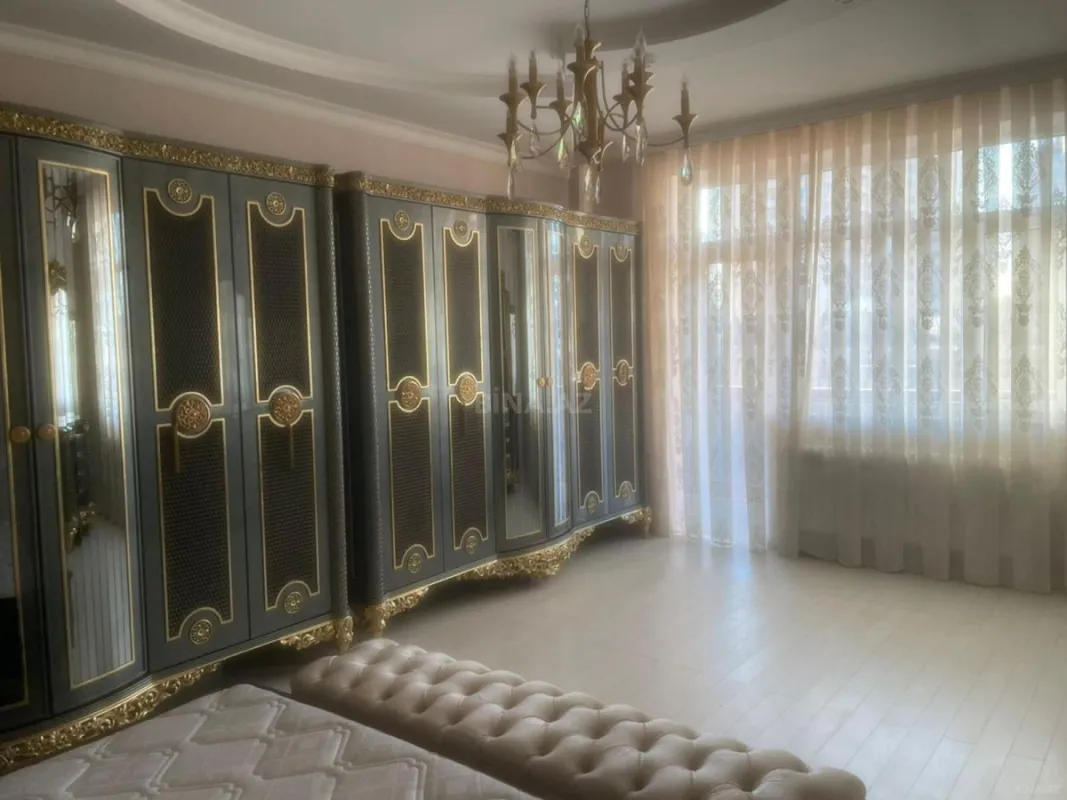 Satılır 4 otaqlı mənzil 200 m²