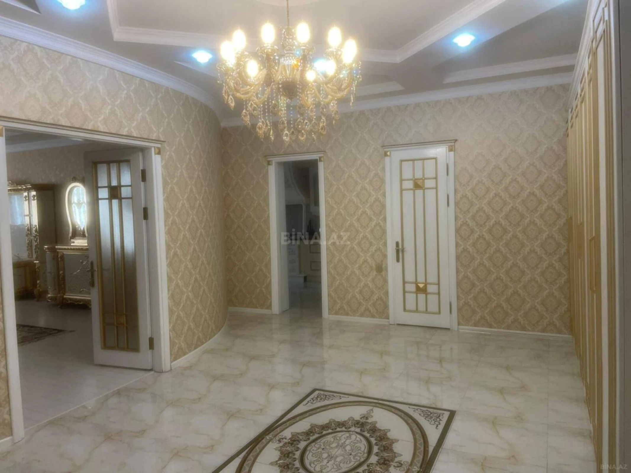 Satılır 4 otaqlı mənzil 200 m²