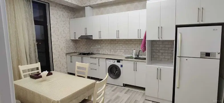 Kirayə verilir 2 otaqlı mənzil 85 m²