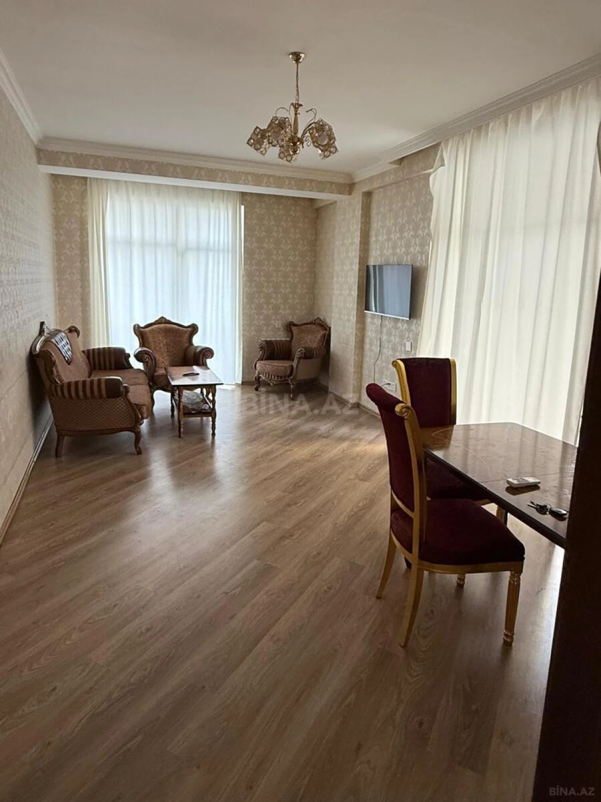 Kirayə verilir 2 otaqlı mənzil 95 m²