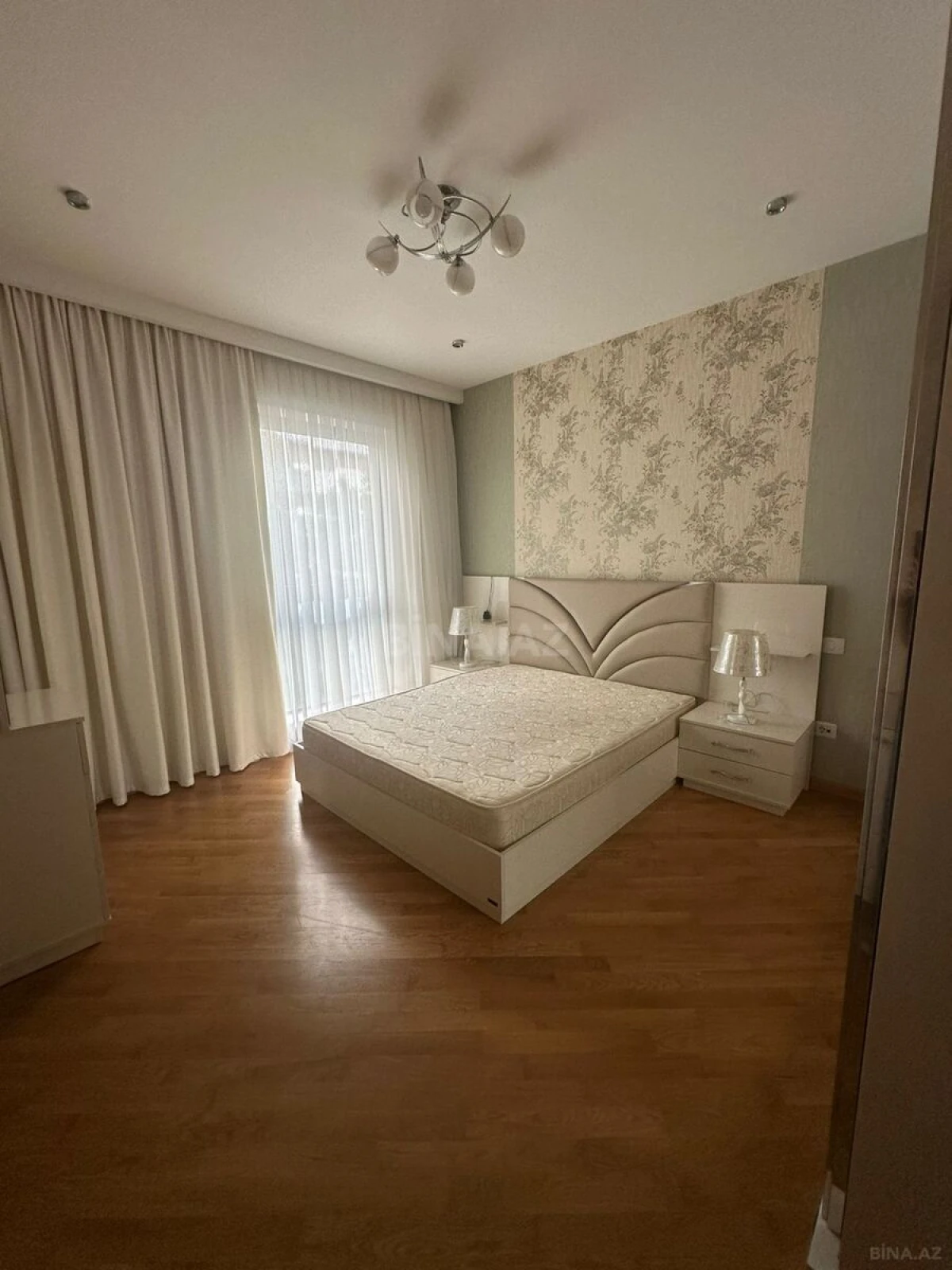 Kirayə verilir 3 otaqlı mənzil 140 m²