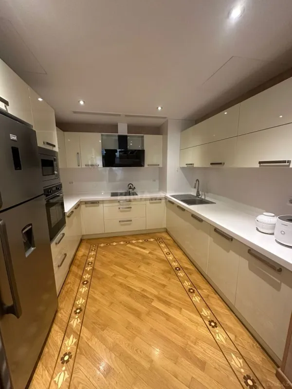 Kirayə verilir 3 otaqlı mənzil 140 m²