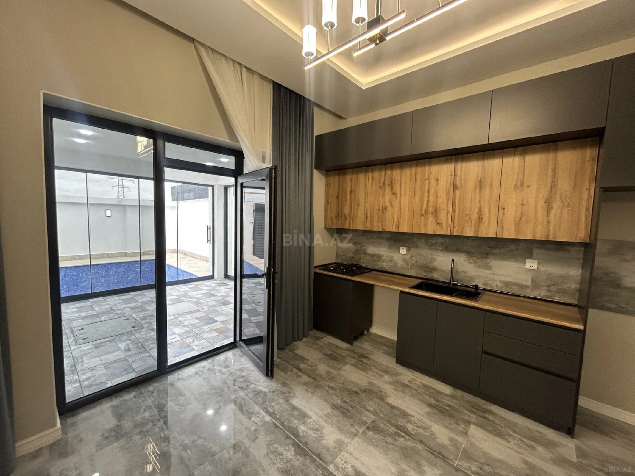 Satılır 4 otaqlı mənzil 135 m²
