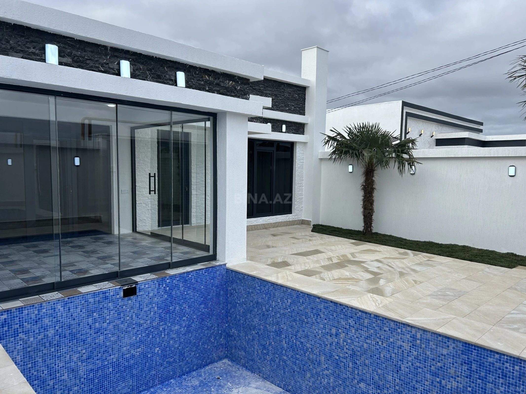 Satılır 4 otaqlı mənzil 135 m²