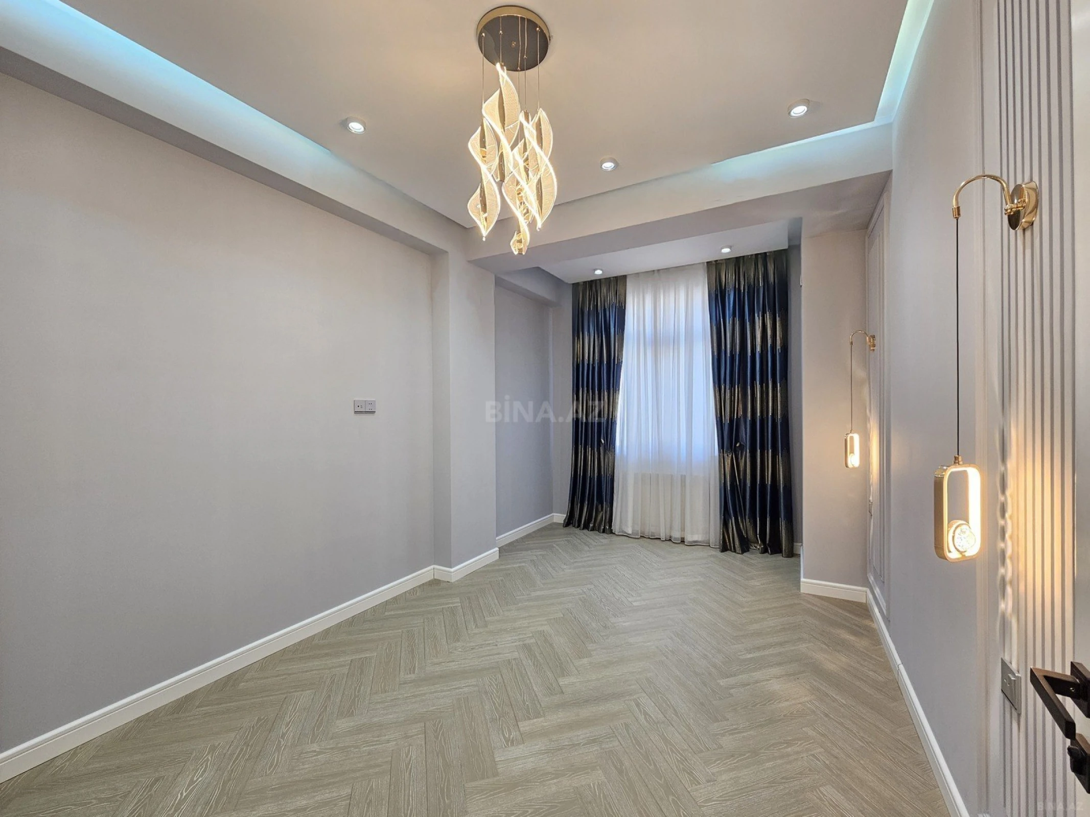 Satılır 4 otaqlı mənzil 134 m²