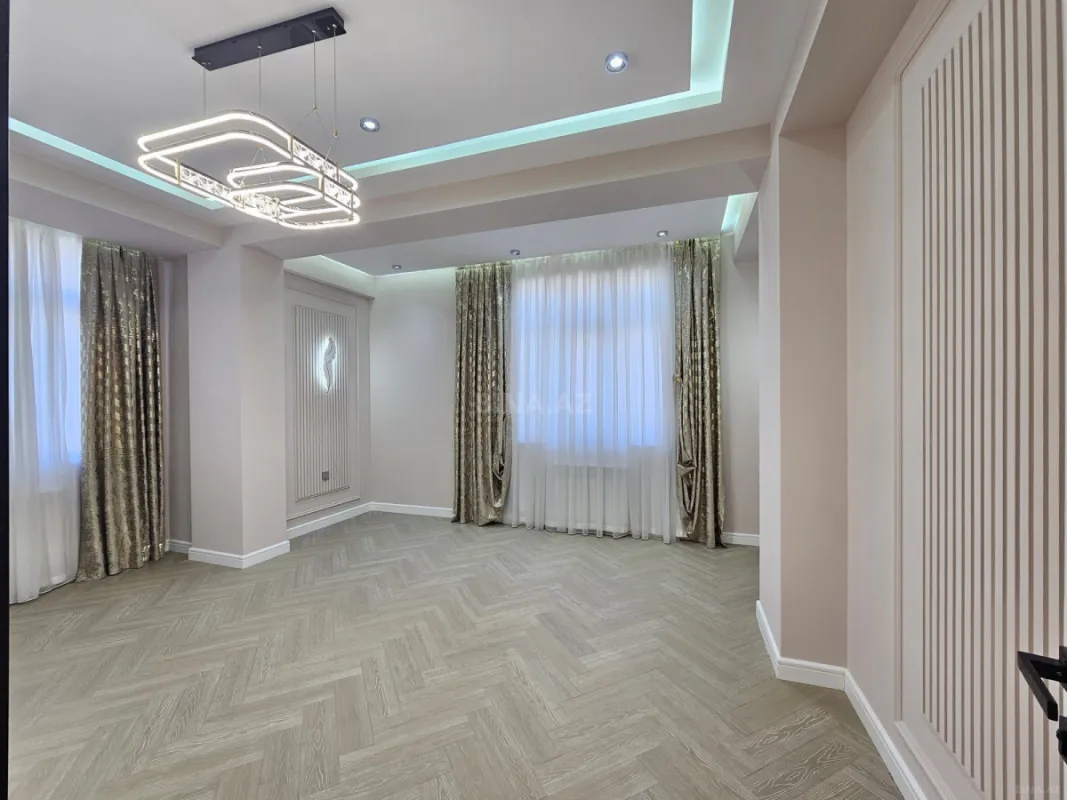 Satılır 4 otaqlı mənzil 134 m²