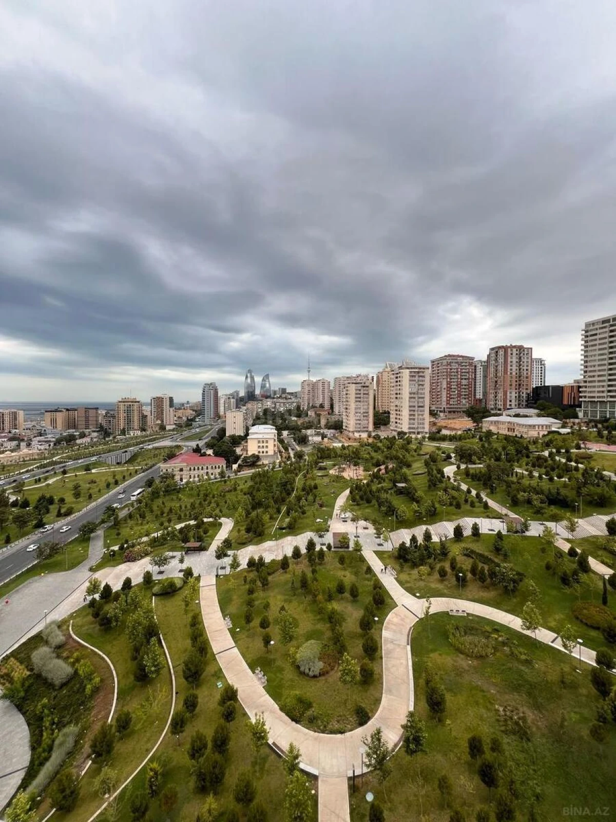 Satılır 4 otaqlı mənzil 195 m²