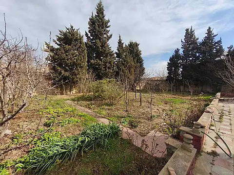 Satılır 5 otaqlı həyət evi 200 m²