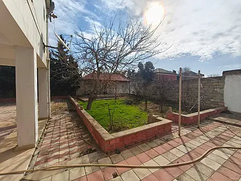 Satılır 5 otaqlı həyət evi 200 m²