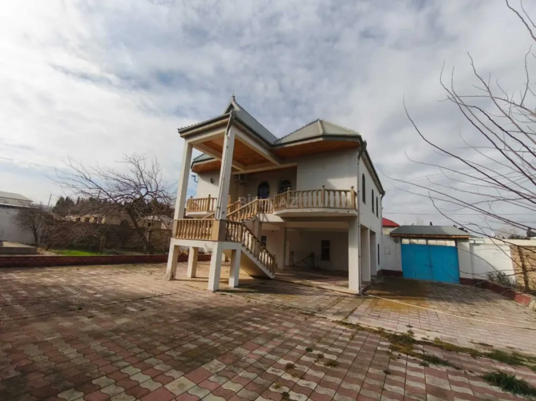 Satılır 5 otaqlı həyət evi 200 m²