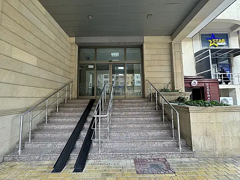 Satılır 4 otaqlı mənzil 215 m²