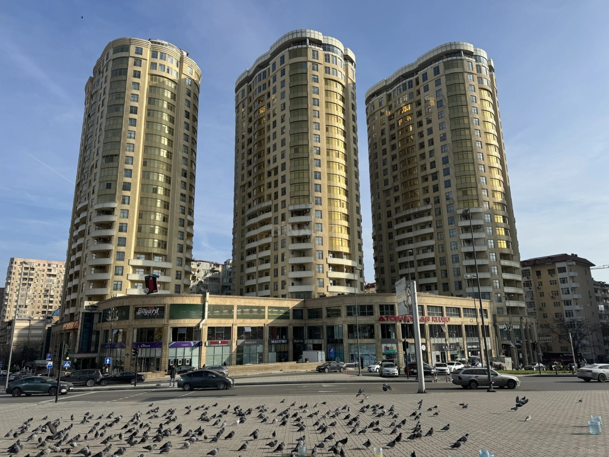Satılır 4 otaqlı mənzil 215 m²