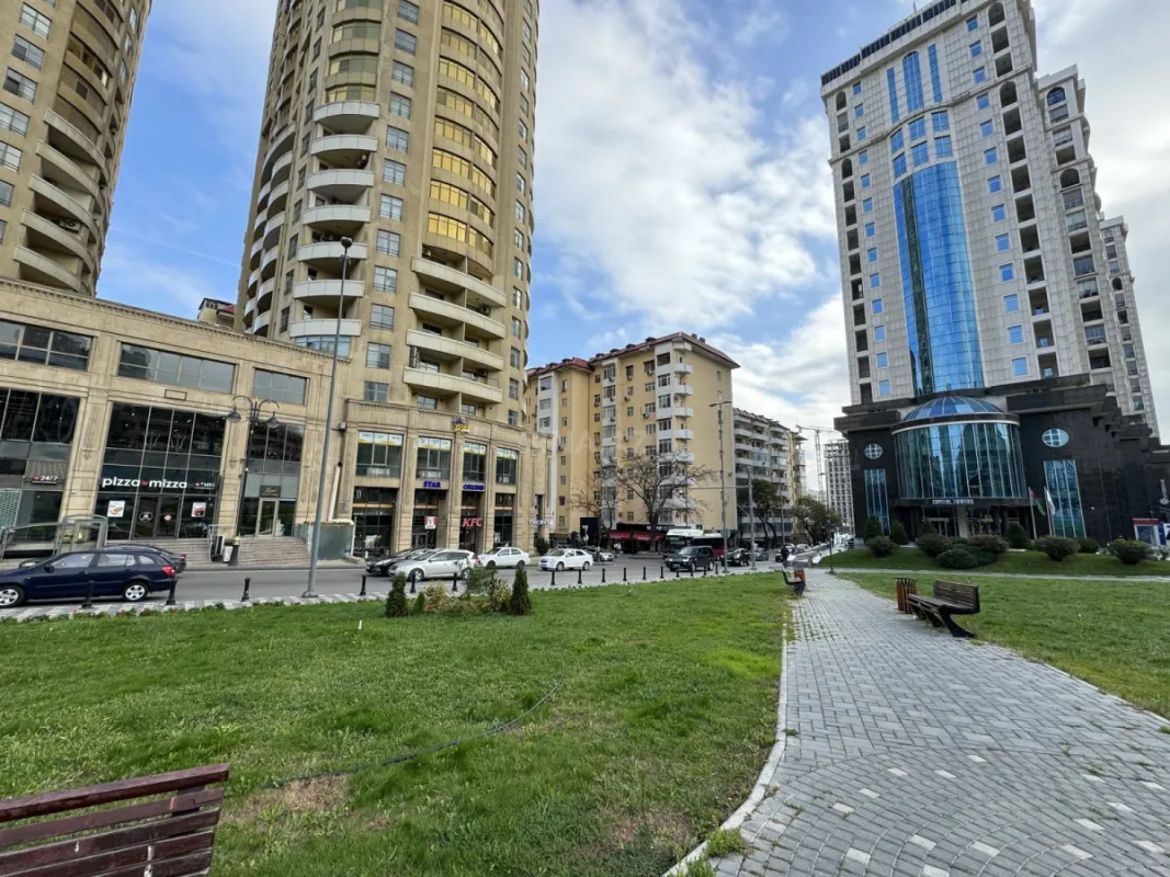 Satılır 4 otaqlı mənzil 215 m²