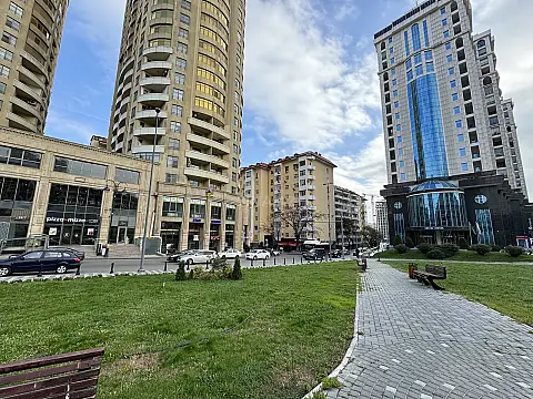 Satılır 4 otaqlı mənzil 215 m²